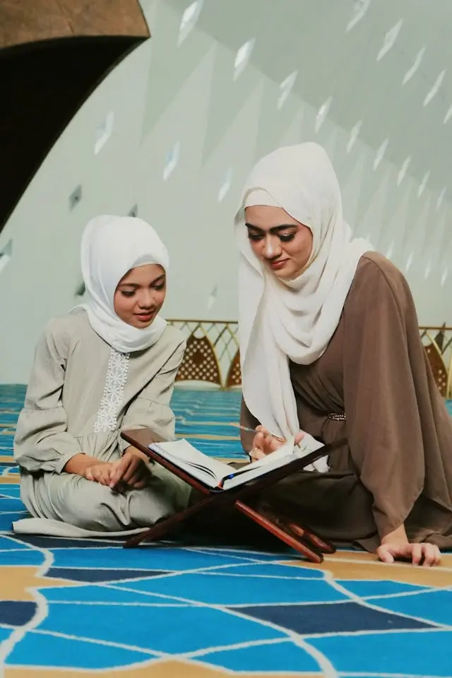 Female Islamic scholar teaching women in an online class